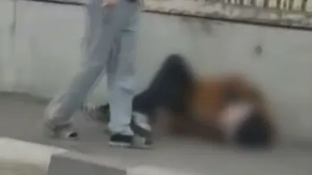Copil de 13 ani bătut până la leşin de mai mulţi adolescenţi. 