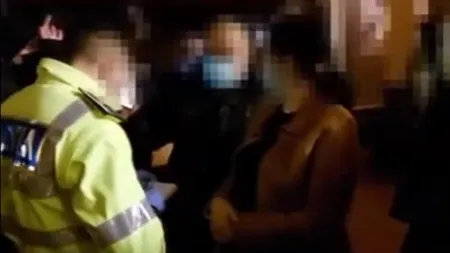 Membri ai clanului Spoitoru, amendaţi de poliţişti după ce au fost prinşi la o petrecere cu zeci de persoane VIDEO