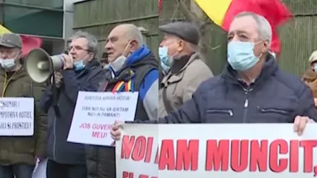 Pensionarii din Galați protestează în fața Ministerului Muncii. Bătrânii cer mărirea pensiei