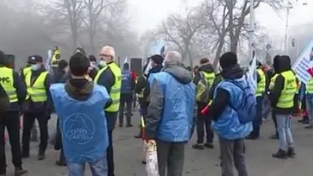 Noi proteste în stradă în Bucureşti faţă de măsurile de austeritate luate de guvern. Sindicaliştii din Sănătate şi Poliţie protestează la Parlament