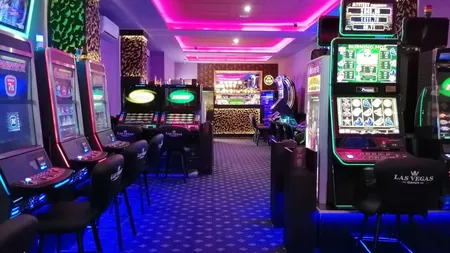 Învăţătoare dependentă de jocurile de noroc. A pierdut fondul clasei la păcănele