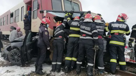 Două persoane au murit după ce maşina în care se aflau a fost lovită de un tren de călători în Iaşi