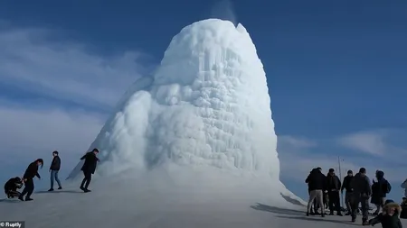 Minunile naturii. Un vulcan de gheaţă, care aruncă în aer apă ce îngheaţă instantaneu, a devenit atracţia iernii VIDEO