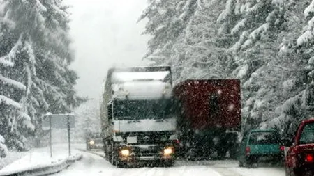 Trenuri întârziate şi circulaţie îngreunată pe mai multe drumuri din cauza vremii. Poliţiştii atrag atenţia că anvelopele de iarnă sunt obligatorii