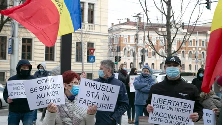 Proteste în Capitală faţă de restricţii şi portul măştii de protecţie. Sute de oameni s-au adunat în faţa Guvernului şi la Piaţa Universităţii