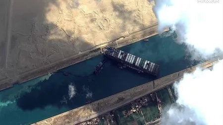 Zece vapoare din România, pe care se află peste 100 de mii de animale vii, blocate în Canalul Suez. 