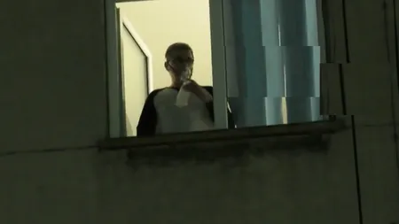 Imaginile zilei vin de la Braşov. Un pacient cu mască de oxigen internat cu COVID priveşte de la geamul spitalului  protestele anti-restricţii!