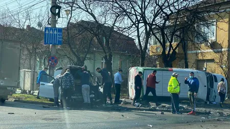 Accident cu trei victime şi o autoutilitară răsturnată, în Timişoara