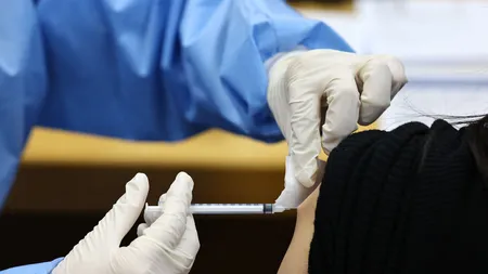 Risc de tromboză rară după vaccinarea cu AstraZeneca anunţă Agenţia franceză a medicamentului