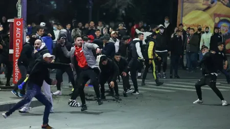 Jandarmi atacaţi cu pietre de protestatari în Bucureşti. Noi imagini făcute publice VIDEO