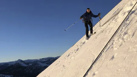 Au sfidat moartea. Coborâre incredibilă pe schiuri, 1,5 km în cinci ore, pe cel mai periculos vârf din SUA VIDEO