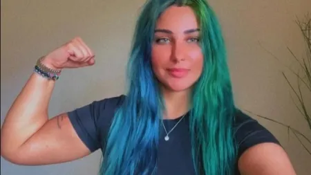 O influenceriţă din Arabia Saudită a pierdut custodia copiilor din cauza tatuajelor şi culorii părului