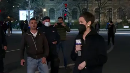 Protestatarul care a șicanat o jurnalistă de la Digi24 a fost amendat de DOUĂ ORI