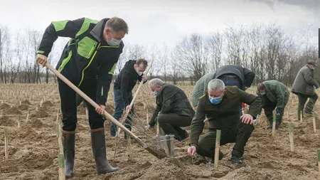 Cât costă ţinuta lui Klaus Iohannis, de la Dăbuleni. Numai jacheta este 400 de dolari