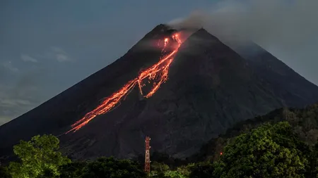 Doi vulcani au erupt marţi în Indonezia VIDEO