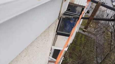 Noi detalii şocante din ancheta crimelor de la Oneşti. Soţia îi furniza criminalului ţigări cu o sfoară pe balcon sub ochii poliţiştilor. IMAGINI INCREDIBILE!