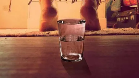 Lasa un pahar cu apa, sare si otet in camera 24 de ore si vezi ce se intampla. Schimbari uimitoare!
