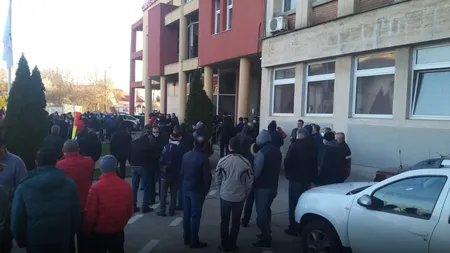 Minerii au ieşit, din nou, în stradă. Sute de oameni protestează în faţa Complexului Energetic Oltenia