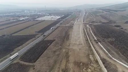 Probleme mari la lotul 2 al autostrăzii Sebeş - Turda. Constructorul abia mai are bani de benzină, imagini filmate cu drona VIDEO