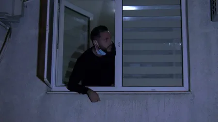 Tânăr huiduit de protestatari după ce le-a spus că i-a murit tatăl de COVID: 