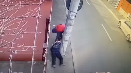 Bărbat prăbuşit incoştient pe trotuar, jefuit de în Bucureşti. Incidentul revoltător a fost filmat VIDEO