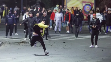 Proteste în România. Peste 20 de persoane audiate sâmbătă pentru violenţele de luni noaptea. Mascaţii au descins la liderii galeriilor