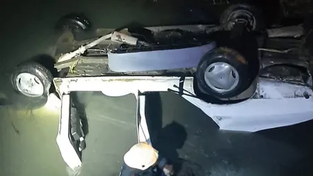 Accident mortal în Arad. Două persoane şi-au pierdut viaţa, după ce o maşină s-a răsturnat într-un canal