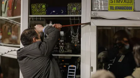 VIDEO Directorul Metrorex sparge cu ranga uşa unui chioşc la metrou. Drulă: Un cartel se destructurează cu ranga