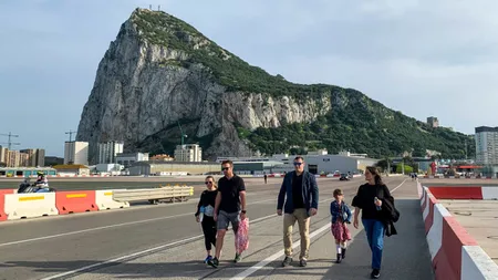 Gibraltar a eliminat aproape toate restricţiile după vaccinarea populaţiei. Fără mască şi restaurante deschise