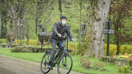 Klaus Iohannis, pe bicicletă de la Vila Lac la Cotroceni: Îi încurajez pe români să încerce să folosească mijloace de transport alternative sau chiar să meargă pe jos