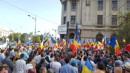 UPDATE Protestatarii din Piaţa Universităţii s-au unit cu cei din Piaţa Victoriei. Oamenii au plecat în marş spre Palatul Cotroceni GALERIE FOTO