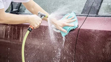 Ce riscă românii care îşi spală maşinile în faţa blocului. Amenzile pot ajunge şi la 1.000 de lei