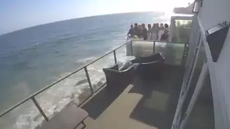 VIDEO: Momentul șocant în care un balcon plin cu oameni se prăbușește peste un teren cu stânci