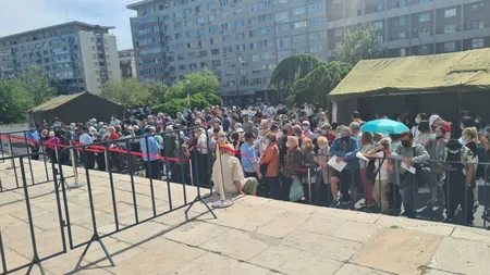 Cozi uriașe la maratonul vaccinării în Bucureşti. Sute de oameni s-au strâns deja în fața Sălii Palatului VIDEO