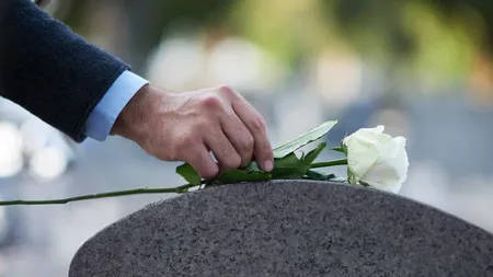 Tipuri de pachete funerare accesibile, pe care le poţi plăti cu talonul de pensie