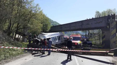 Tragedie în trafic. Două persoane au murit după ce un limitator de înălţime a căzut peste un microbuz