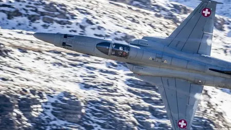 Avion militar prăbuşit în centrul ţării. Ce s-a întâmplat cu pilotul