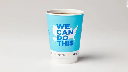Cafeaua de la McDonald's vine într-un nou ambalaj. Compania schimbă paharele pentru a promova vaccinul anti-Covid