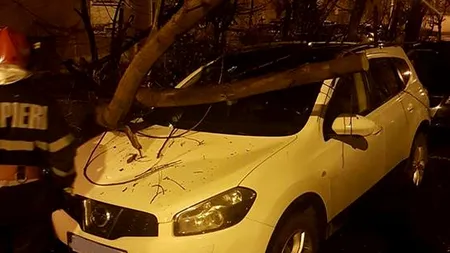 Şoferii care îşi găsesc maşinile avariate de furtună, despăgubiţi chiar dacă nu au CASCO. Ce trebuie să facă
