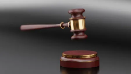 Soţia înşelată, dată în judecată de amantă, pentru că i-a stricat imaginea