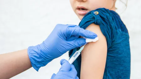 Liber la vaccinare pentru copii. EMA a autorizat serul Pfizer peste vârsta de 12 ani, în România procesul va începe cât mai curând posibil