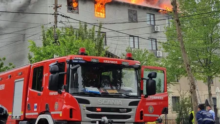 Incendiu puternic la un bloc din Eforie. Pompierii intervin de urgenţă