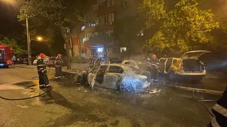 Incendiu puternic în Bucureşti. Patru maşini au ars după ce una dintre ele a luat foc în mers VIDEO