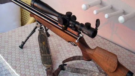 Un copil de 13 ani s-a împușcat în față cu o armă găsită în pădure de fratele lui mai mare