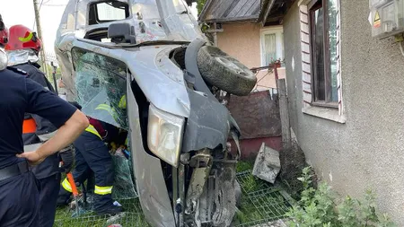 Accident grav în Bistriţa. Maşina răsturnată a ajuns la fereastra dormitorului GALERIE FOTO
