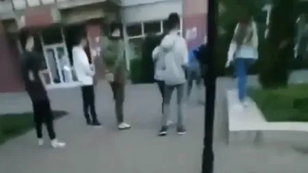 Bătaie ca în filme la Târgu Frumos! Cinci adolescente și-au împărțit pumni și picioare în plină stradă, trecătorii nu au intervenit, doar au filmat