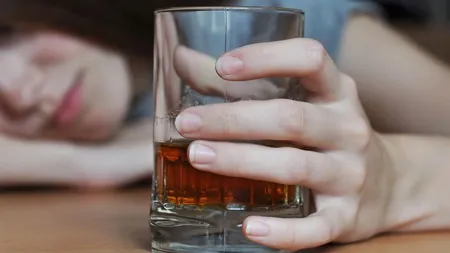 Caz șocant la o școală din Ilfov. Elevă de 15 ani, închisă în sala de sport după ce a băut până aproape de comă alcoolică. Poze indecente cu ea, distribuite de colegi