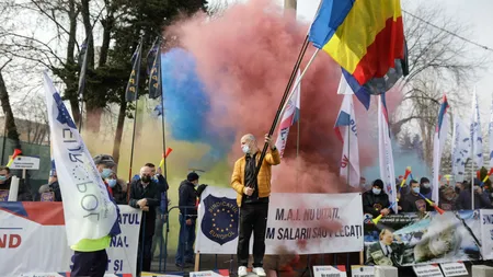 Polițiștii au declanșat scandalul la Cotroceni. Protest cu fumigene în plină stradă