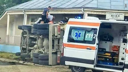 Accident mortal în Galați. Un camion încărcat cu pietriș s-a răsturnat după ce a lovit o troiță
