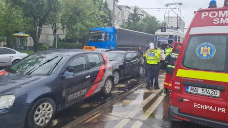 Dezastru rutier! Un șofer drogat a accidentat 15 mașini și un tramvai. Vinovatul a încercat să fugă de la locul accidentul. Imagini de groază